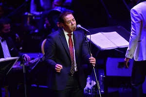 مدحت صالح يختتم حفل الليلة الثالثة في عيد الحب وسط تفاعل وانسجام من الحضور      