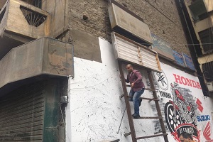 إزالة الإعلانات المخالفة بشارع الجيش