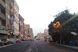 إستكمال أعمال الاسفلت ورفع السيارات المتهالكة بالحي