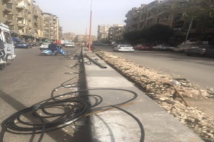 توصيل كبلات لأعمدة الإنارة بشارع الجيش