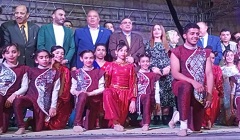 رئيس الحي يشارك أهالي عزبة خير الله في عروض ليالي الجبخانة الفنية