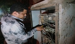 حملة لمتابعة الصيانة الدورية لأعمدة الإنارة بالحي