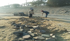 رصف شوارع الحي ببلاط سداسي وإعادة الشئ لأصله  