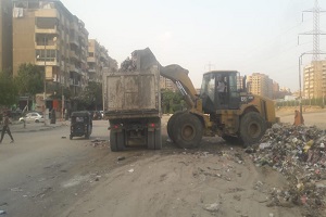 حملة مكبرة لرفع تراكمات القمامة بالحي