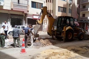 مياه الشرب بالقاهرة تعيد إصلاح ماسوره مكسورة بحي الخليفة