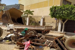 ضبط عدد 4 عربات كارو اثناء القاء المخلفات بالشارع بحي المطرية