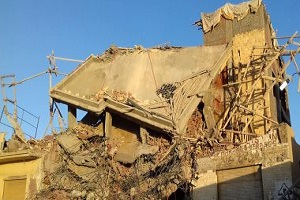 إزالة عقارين للخطورة الداهمة بالخليفة بعد إخلائه من السكان