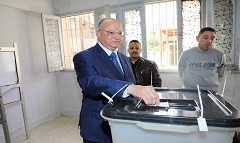 محافظ القاهرة يدلى بصوته الانتخابي بلجنة معهد فتيات مصر الجديدة الأزهري