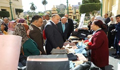 محافظ القاهرة يوزع كراسي كهربائية متحركة على ذوي الهمم