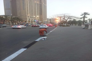 أعمال نظافة وتجميل بشارع الكورنيش