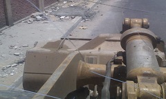 استكمال تجريد مخلفات اسمنت بطريق الملاحة الجوي