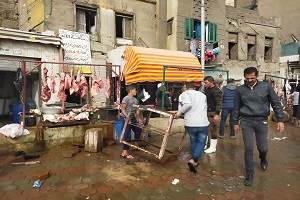 حملات يومية مكثفة لرفع كافة الإشغالات من شوارع الحي