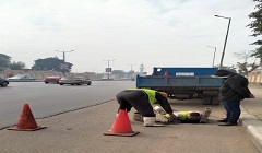 تطهير بالوعات الأمطار بشارع صلاح سالم