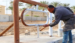 تركيب ودهان الأسوار الحديدية بمحور المشير
