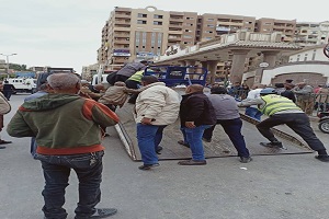 حي حلوان يشن حملة رفع إشغــالات المقاهي والمحلات