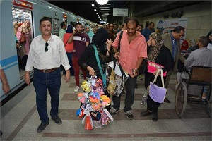 مترو الأنفاق: حملات مستمرة لإنهاء ظاهرة الباعة الجائلين بالقطارات والمحطات