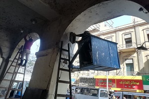 إزالة أعمال إنارة مخالفة بالحي