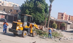 رفع المخلفات بمناطق متفرقة بالحي