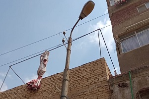 تغيير وتركيب وصيانة كشافات الانارة ببعض شوارع الحي