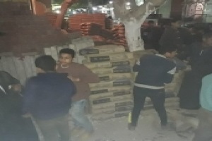 وقف بناء مخالف في البساتين ومصادرة طني أسمنت