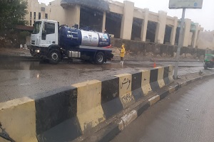 شفط تراكمات مياه الامطار في ظل سوء الأحوال الجوية