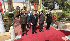 محافظ القاهرة يضع إكليلًا من الزهور على مقابر شهداء المنطقة العسكرية بالخفير