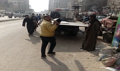 حملة لرفع الإشغالات أسفل كوبري الدائري وامام محطة مترو عزبة النخل