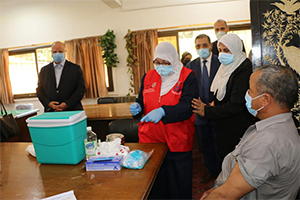 يتفقد محافظ القاهرة مركز التطعيم ضد فيروس كورونا بالنزهة