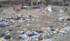 حملة نظافة ورفع مخلفات القمامة والأتربة بالحي