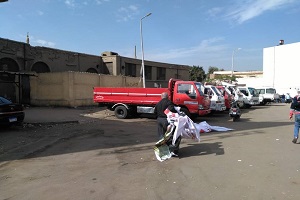 إزالة لافتات مخالفة بالحي