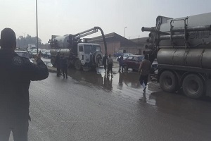 إزالة عقار مخالف وشفط مياه الأمطار بحي الخليفة