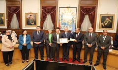 محافظ القاهرة يكرم أوائل الثانوية العامة والمكفوفين والدبلومات الفنية