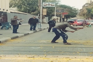 إزالة حواجز تعوق المرور بالحي