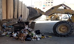حملة لرفع كفاءة منظومة النظافة أمام مبنى المركز الطبي بمدينة الأمل