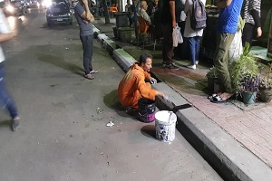 دهان الأرصفة بشوارع الحي