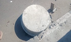 تركيب أغطية البالوعات ببعض المناطق بالحي