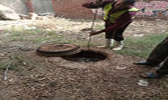 إصلاح كسر ماسورة مياه وصرف صحي ببعض شوارع الحي