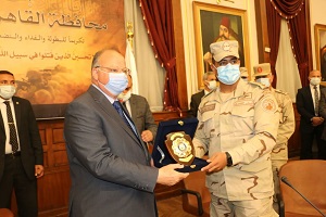 محافظ القاهرة يكرم أسر شهداء الوطن ومصابي العمليات الحربية