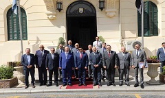 وزير الشباب والرياضة ومحافظ القاهرة يبحثان تطوير المنشآت الرياضية