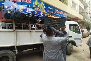  إزالة الإعلانات المخالفة والحواجز الحديدية ببعض الشوارع بالحي