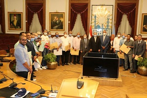 محافظ القاهرة يشهد توقيع 129 عقد لمصانع وورش شق الثعبان