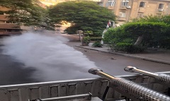 رش شوارع الحي لمكافحة الحشرات الطائرة داخل الحي