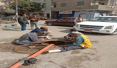 إصلاح كسر بمحبس مياه في بعض شوارع الحي