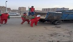 حملة نظافة ورفع مخلفات القمامة وتجريد الأتربة بالحي