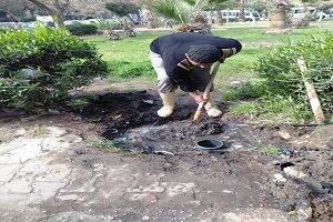 رئيس حي المعادي يتابع إصلاح مواسير الصرف الصحي