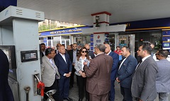  وزيرة التنمية المحلية ومحافظ القاهرة يتفقدان محطات الوقود