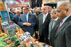 وزير التنمية المحلية ومحافظ القاهرة يفتتح معرض أهلاً رمضان بالحي السابع 