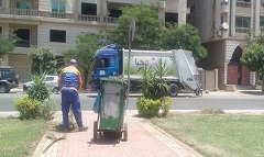 متابعة أعمال الكنس اليدوى ورفع المخلفات ببعض الشوارع بالحي