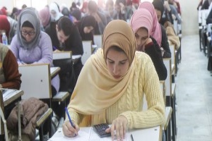 طلاب الصف الأول الثانوي يبدأون امتحان مادة الفلسفة