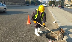 مرور الحي الميداني على بالوعات الأمطار والقيام بتطهيرها 